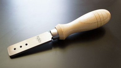 Tool to roll up (shape) the bushing cloth strip for flange bushing 